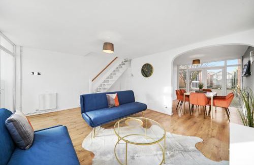 Wyken House | Cosy 3 Bedroom with Free Parking, Garden and Smart TV with Netflix by Yoko Property