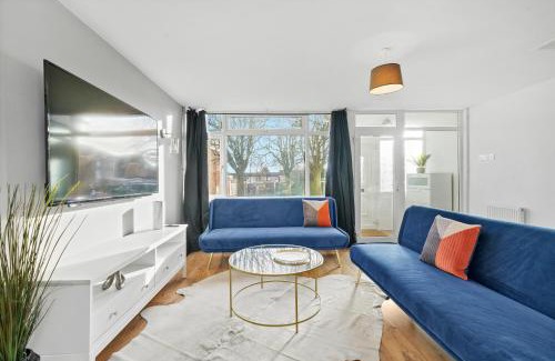 Wyken House | Cosy 3 Bedroom with Free Parking, Garden and Smart TV with Netflix by Yoko Property