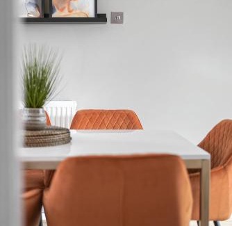Wyken House | Cosy 3 Bedroom with Free Parking, Garden and Smart TV with Netflix by Yoko Property