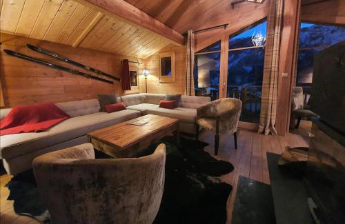 Saint-Marcel Ski Chalet | Cosy 4 bedroom chalet with hot tub (Chalet Velours)