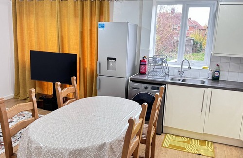 Headington House | Cosy 4-Bedroom Entire Home - Sleeps 7, Oxford
