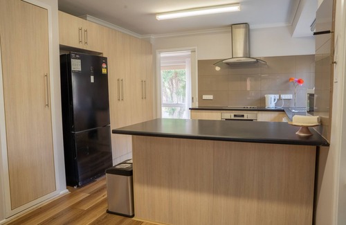 Greenvale House | Cosy 4 Bedroom Holiday Home - Melbourne Airport