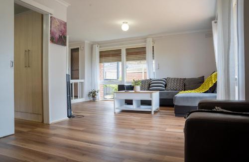 Greenvale House | Cosy 4 Bedroom Holiday Home - Melbourne Airport