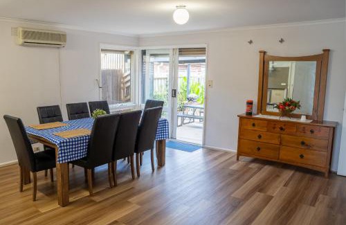 Greenvale House | Cosy 4 Bedroom Holiday Home - Melbourne Airport