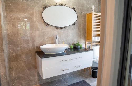 Greenvale House | Cosy 4 Bedroom Holiday Home - Melbourne Airport