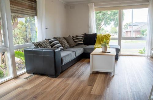 Greenvale House | Cosy 4 Bedroom Holiday Home - Melbourne Airport