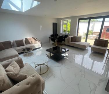 Borehamwood House | Cosy 4 bedroom house in borehamwood