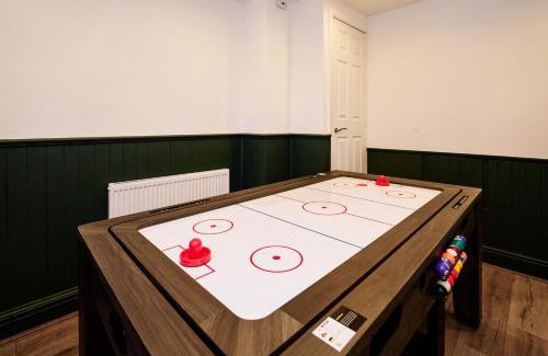Wyken House | Cosy 4Bed Home By Prospergress Property Short Lets & Serviced Accommodation Coventry With Free Parking, WiFi & Pool Table and Games
