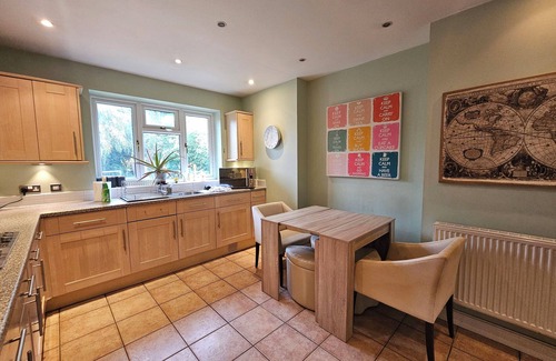 Northenden House | Cosy 5-Bed Home with Driveway and Garden