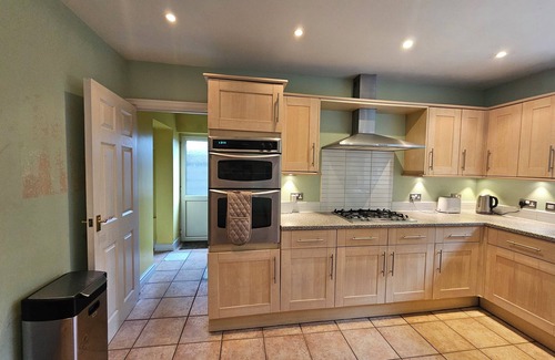 Northenden House | Cosy 5-Bed Home with Driveway and Garden