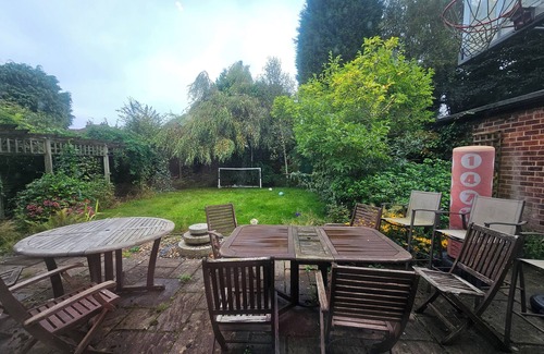 Northenden House | Cosy 5-Bed Home with Driveway and Garden
