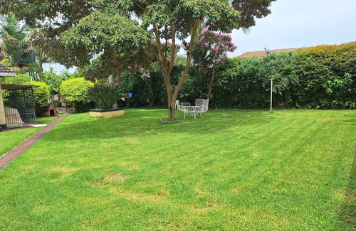 Harare House | Cosy 6 Bedroomed Guest House with a Jet Hot Tub and an Outdoor Swimming Pool
