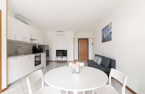 Bruzzano Apartment | Cosy 60sqm flat with a private garden of 8sqm that can accommodate up to 4 people, located on the ground floor of a building with lift.The flat is only 500m from the Parco Nord, the largest green area in Milan!At 500m there is also the ‘Bruzzano-Parco