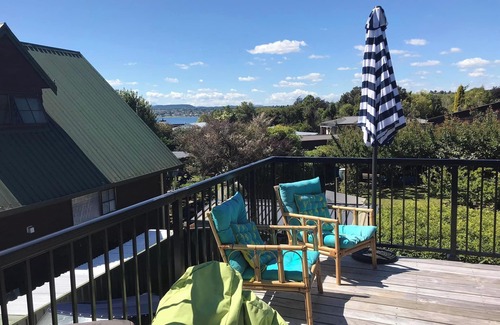 Richmond Heights House | Cosy 80's Taupo Bach, 3 min Walk to the Lake and Sailing Centre
