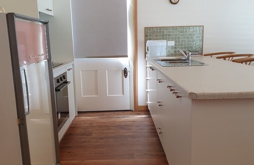 Holbrook House | COSY ACCOMMODATION located in the main street CENTRAL to shops and CAFES