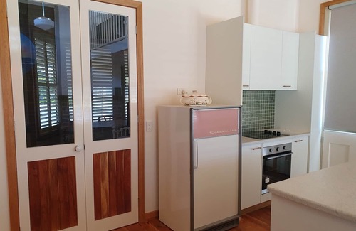 Holbrook House | COSY ACCOMMODATION located in the main street CENTRAL to shops and CAFES