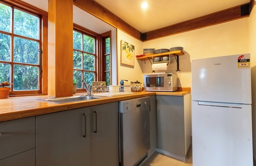 Arthur's Point House | Cosy Alpine Chalet | Near Town & Shotover Jet
