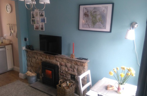 Grewelthorpe Cottage | Cosy and comfortable cottage, pet friendly, woodburning stove, near village pub