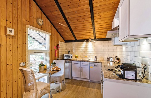 Summerbridge Ski Chalet | Cosy and comfortable lodge with king-size four poster bed.
