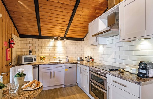 Summerbridge Ski Chalet | Cosy and comfortable lodge with king-size four poster bed.