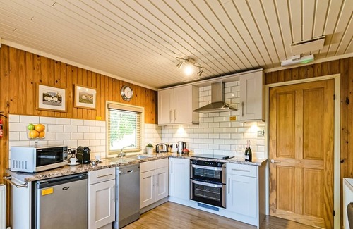 Summerbridge Ski Chalet | Cosy and comfortable lodge with king-size four poster bed.