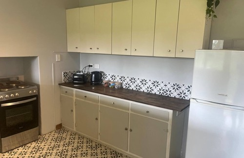 Barkers Creek Apartment | Cosy and historic 2-bedroom apartment. 5kms from Castlemaine. 2kms from Calder.