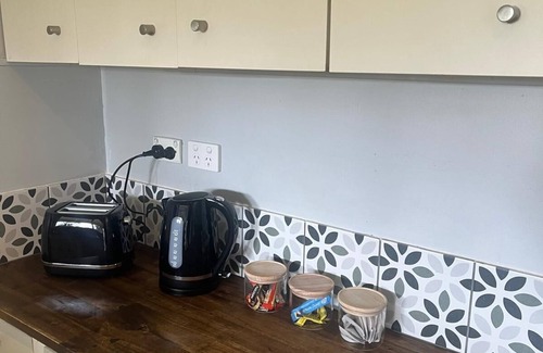 Barkers Creek Apartment | Cosy and historic 2-bedroom apartment. 5kms from Castlemaine. 2kms from Calder.
