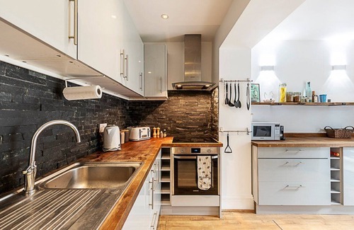 Shaftesbury Apartment | Cosy and Modern Battersea Home