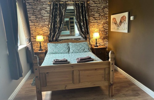 Ruskington Cabin | Cosy and Secluded Brook-side Lodge