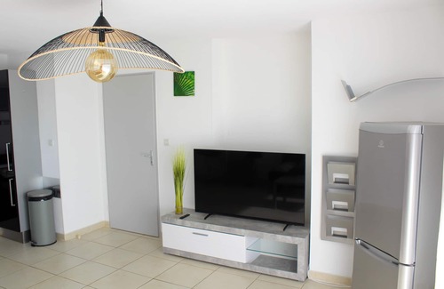 Marseillan Apartment | Cosy and spacious T3 - sleeps 4 to 6 - air-conditioned, quiet location near Etang de Thau