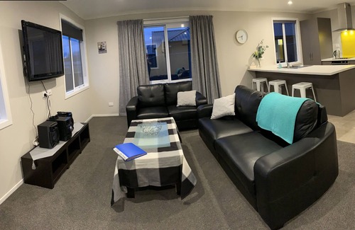 Te Anau House | Cosy and warm brand new home a stone's throw from the lake and easy walk to town