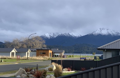 Te Anau House | Cosy and warm brand new home a stone's throw from the lake and easy walk to town