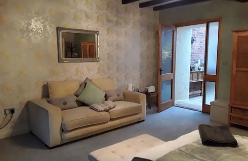 Cutnall Green House | Cosy Annexe in semi rural barn conversion. Beautiful location.
