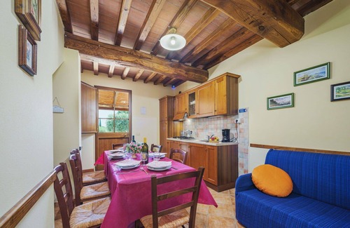Orentano Apartment | Cosy apartment for 7 guests with WIFI, pool, A/C, TV, patio and parking
