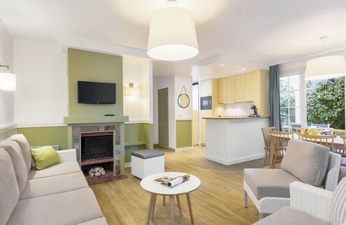 Neuville-sur-Ailette House | Cosy apartment in villa for 8 people with hot tub, pool, WIFI, TV, terrace and parking