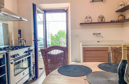 Cologna Spiaggia Villa | Cosy apartment in villa with WIFI, pool, hot tub, A/C, TV, patio, pets allowed, panoramic view