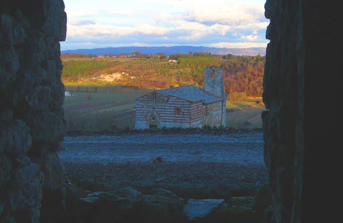 Colle di Val d'Elsa Villa | Cosy apartment in villa with pool, WIFI, TV, patio, panoramic view, parking, close to San Gimignano