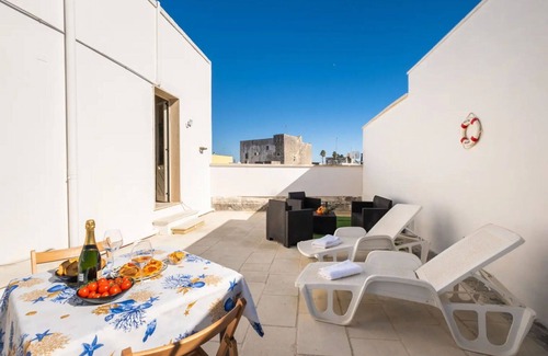 Salice Salentino Apartment | Cosy apartment for 4 guests with hot tub, A/C, WIFI, TV and patio, close to Lecce