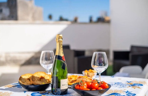 Salice Salentino Apartment | Cosy apartment for 4 guests with hot tub, A/C, WIFI, TV and patio, close to Lecce