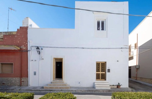 Salice Salentino Apartment | Cosy apartment for 4 guests with hot tub, A/C, WIFI, TV and patio, close to Lecce