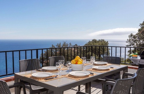 Salionc Apartment | Cosy apartment for 6 people with WIFI, TV, terrace and parking