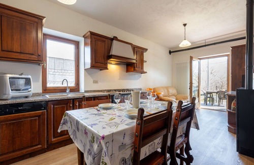 Fenis Apartment | Cosy apartment for 4 people with WIFI, pool, TV, terrace, pets allowed and parking