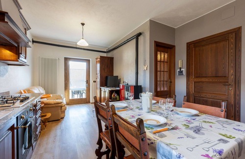 Fenis Apartment | Cosy apartment for 4 people with WIFI, pool, TV, terrace, pets allowed and parking