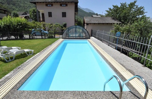 Fenis Apartment | Cosy apartment for 4 people with WIFI, pool, TV, terrace, pets allowed and parking