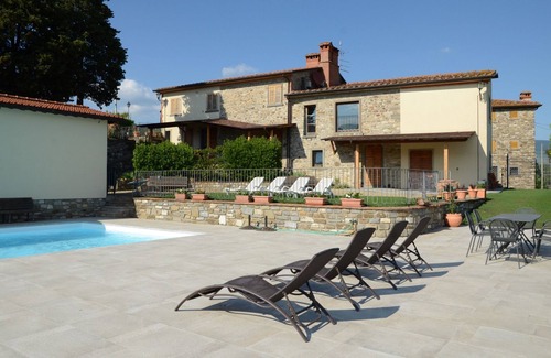Capolona Apartment | Cosy apartment for 2 guests with pool, WIFI, TV, pets allowed and parking, close to Arezzo