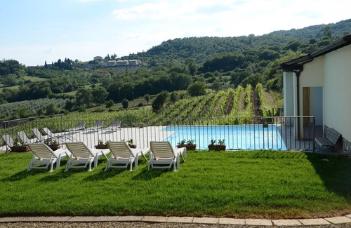 Capolona Apartment | Cosy apartment for 2 guests with pool, WIFI, TV, pets allowed and parking, close to Arezzo