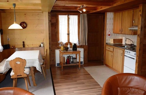 Lauenen Apartment | Cosy apartment for 2 people with balcony