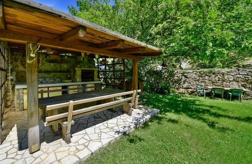 Mihotici Apartment | Cosy apartment for 2 people with A/C, WIFI, TV, terrace and parking