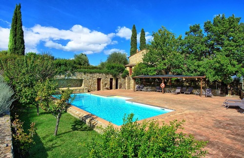 Montalcino Apartment | Cosy apartment for 3 people with pool, A/C, TV, pets allowed, panoramic view and parking