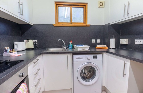 Balloch Apartment | Cosy apartment for 4 guests with WIFI, TV, patio and parking